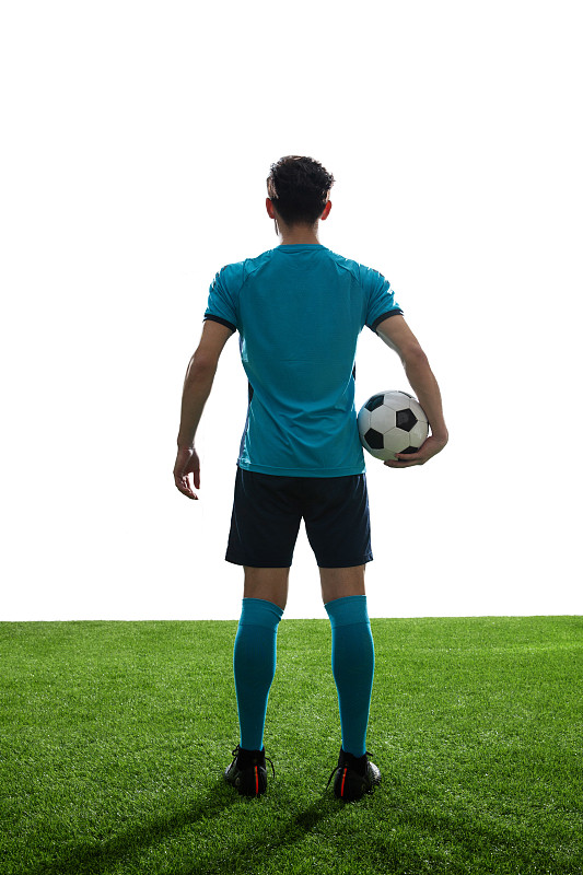 一名男足球运动员在球场上图片素材