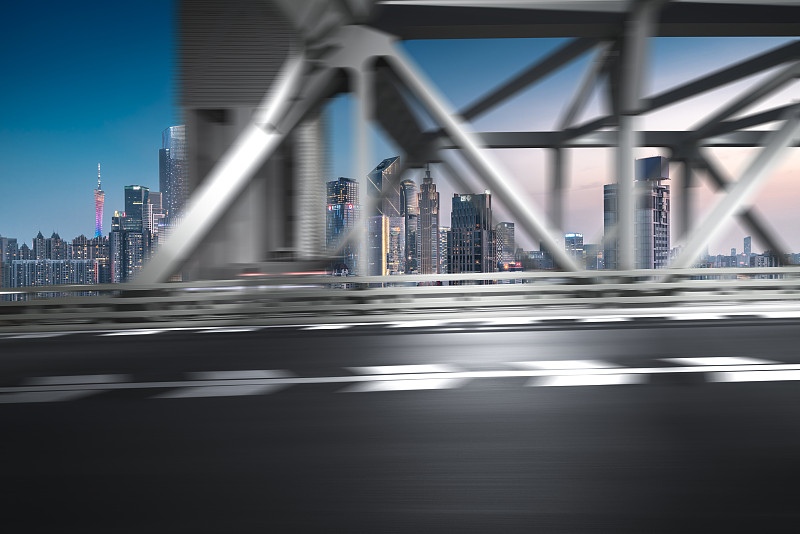 平视看广州地平线角度钢结构大桥夜景晴天会展桥沥青逆光公路图片素材