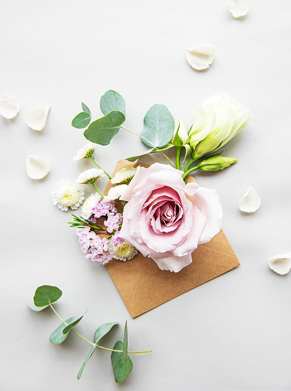 玫瑰花头和花瓣在信封上图片下载