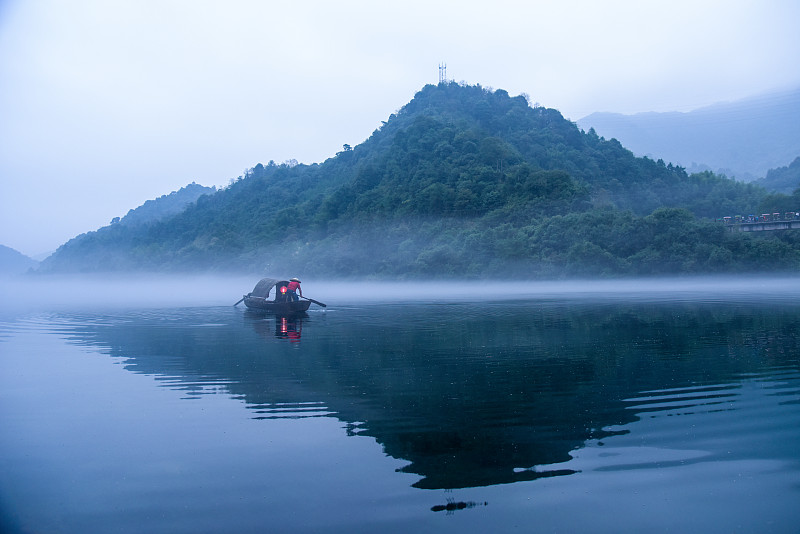 中国湖南郴州小东江江面云雾中的渔船图片素材