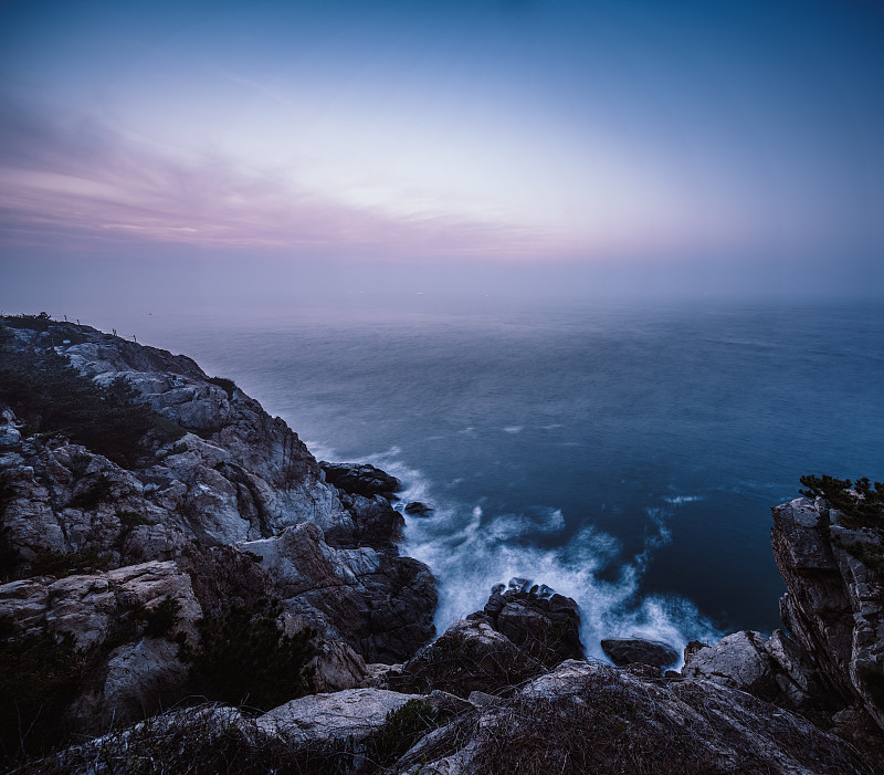 日出时的海边悬崖图片下载