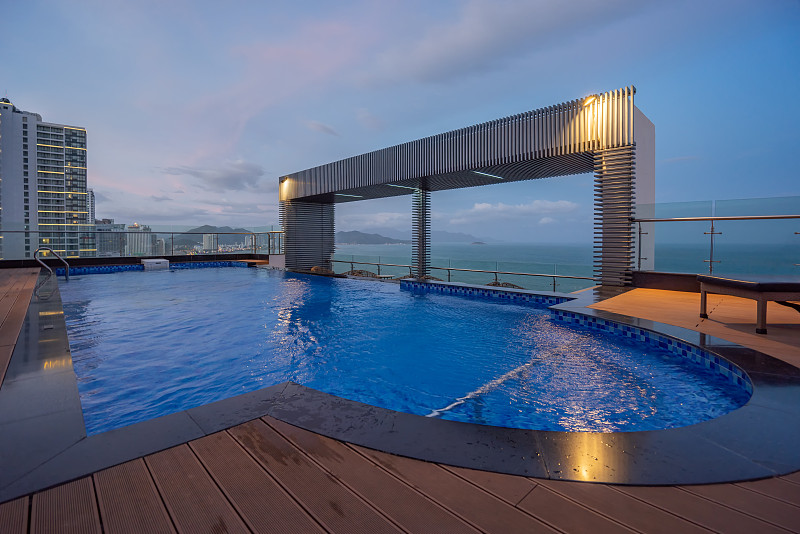 越南度假酒店露台游泳池图片素材