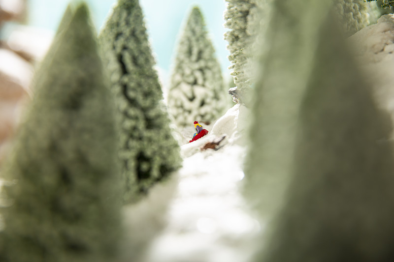 儿童滑雪嬉戏创意微景观静物图片素材