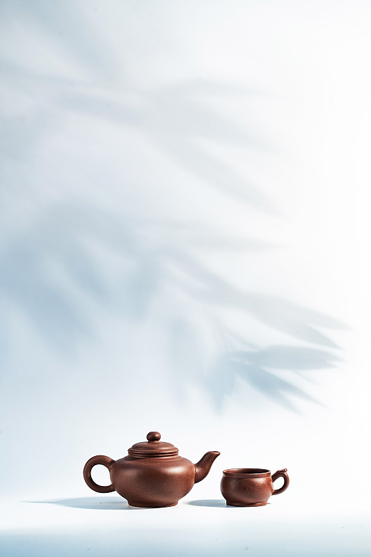 竹子背景下的茶壶图片素材
