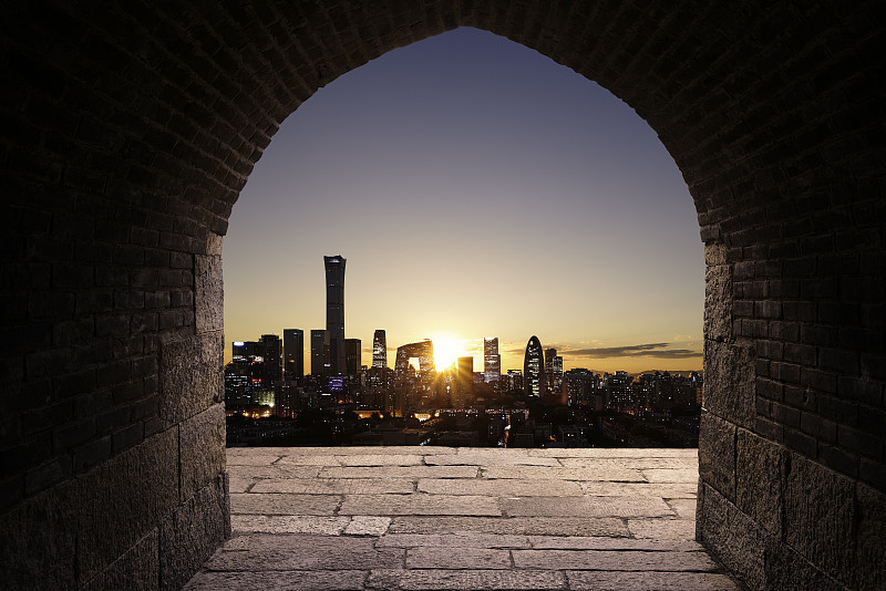 从石头城楼看黄昏时分的北京CBD图片下载