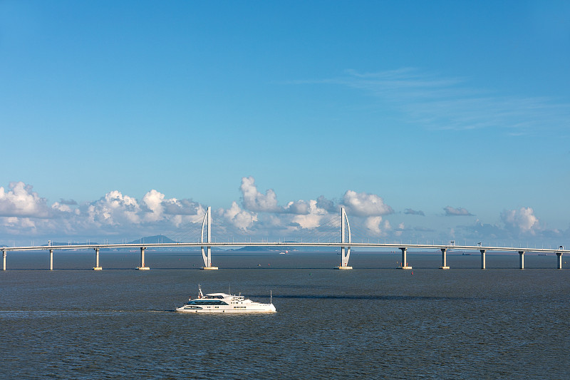 横跨珠江口海域伶仃洋上的港珠澳大桥图片下载