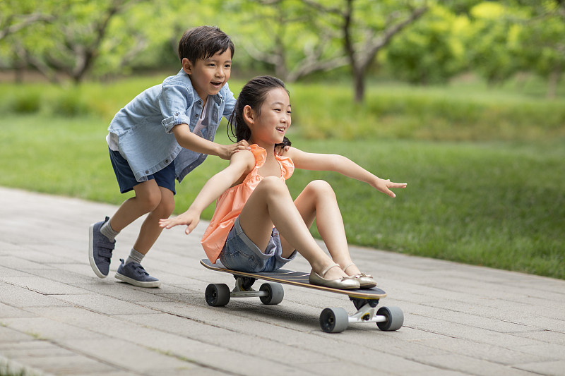 快乐的孩子们在公园玩滑板图片下载