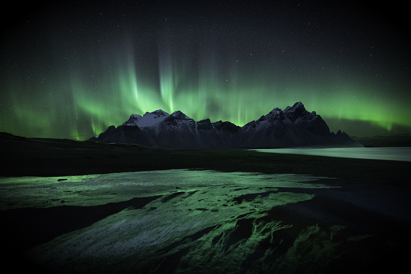 风景的北极光湖对天空在晚上，冰岛Hfn图片下载