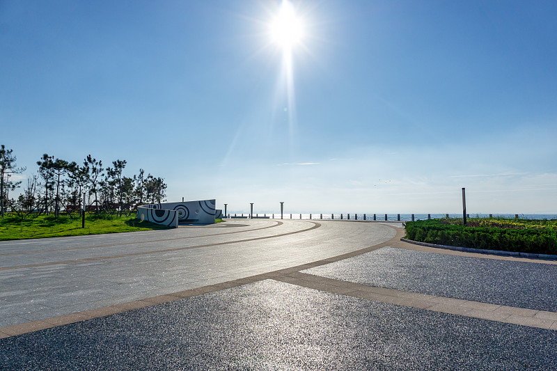 阳光照射下的滨海广场图片素材