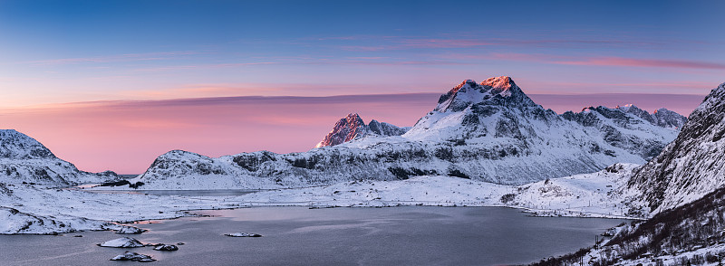 日落时白雪皑皑的山峰，挪威拉姆贝格图片下载