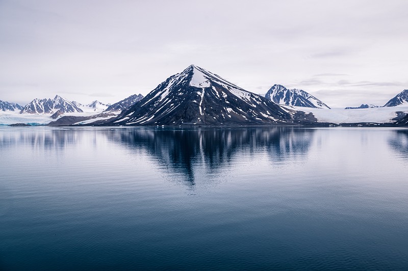 白雪皑皑的高山映衬着湖面的美景图片素材