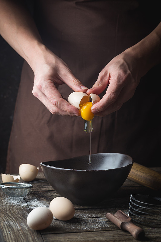厨师将鸡蛋放入碗中图片素材