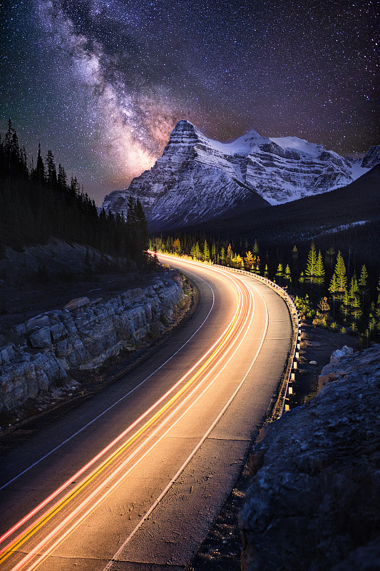 风景风景的山对天空在晚上，班夫，加拿大图片素材