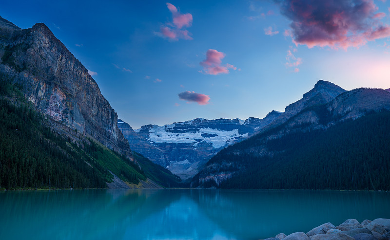 日落时分，加拿大阿尔伯塔省路易丝湖的湖泊和山脉景色图片素材