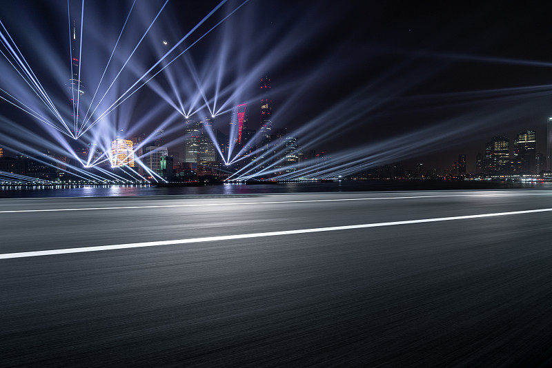上海浦东陆家嘴城市天际线灯光秀逆光速度感公路图片下载