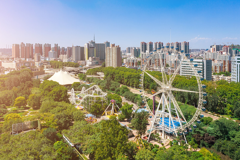 亚洲中国河南省郑州市人民公园游乐场摩天轮图片下载