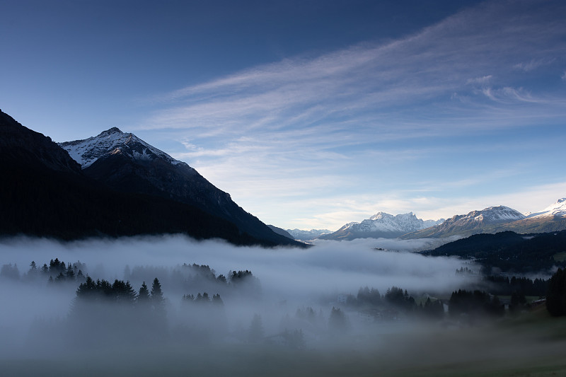 瑞士，白雪皑皑的山峰映衬着天空图片素材