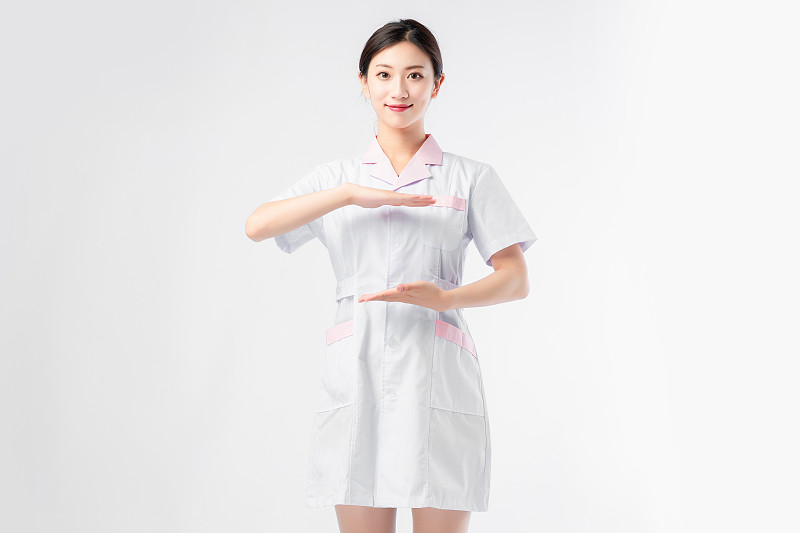 纯色背景里美丽的亚洲女护士图片下载