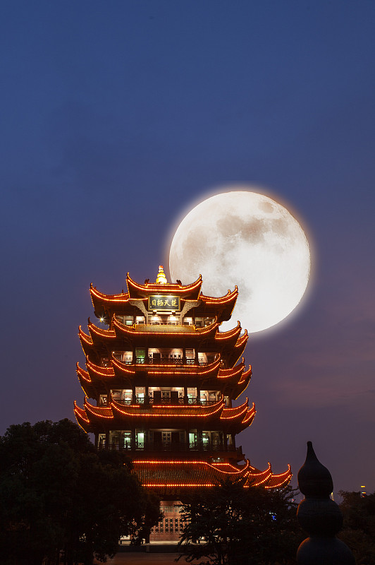 中秋节的夜晚灯火辉煌的黄鹤楼上挂着一轮明月图片素材