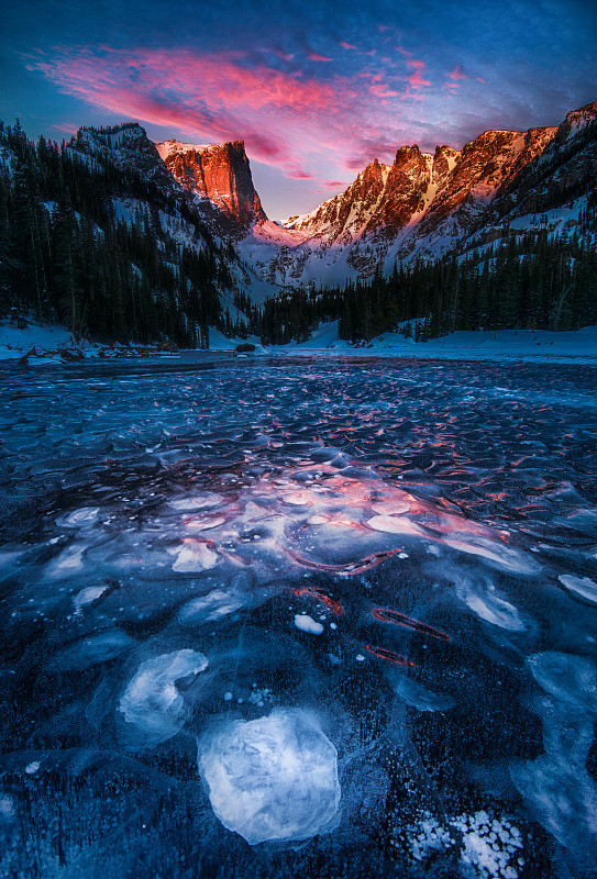 美国科罗拉多州落基山国家公园冬天的冰泡湖和湖边日出，高山图片下载