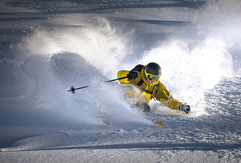 奥地利，一名男子在白雪覆盖的山上滑雪图片素材