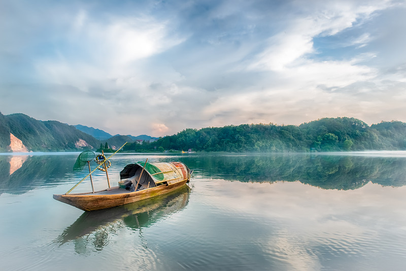 云南丽江湖面上的一只乌篷船图片素材