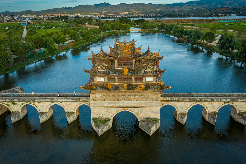 沐浴在日落夕阳中的建水古城双龙桥，始建于清朝的古老建筑图片下载