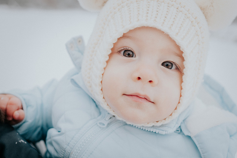 可爱的小男孩在冬天穿着暖和的衣服图片素材