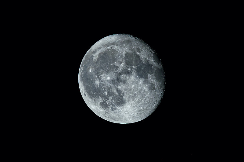 低角度的月亮对晴朗的天空在晚上，克利夫顿公园，美国，纽约，美国图片素材