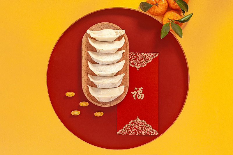 圆形红底上的新年春节饺子和红包,金元宝图片下载