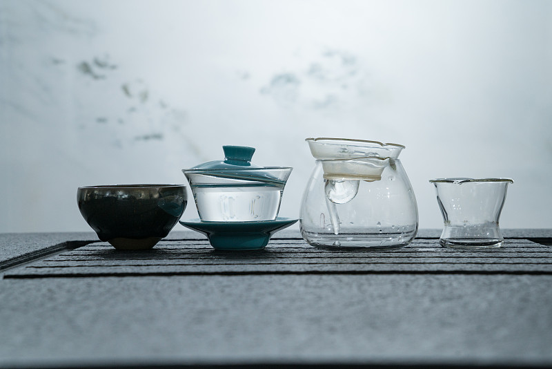 茶台上的玻璃茶具图片下载