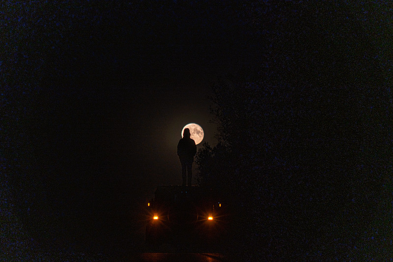 一个人看月亮的背影图片