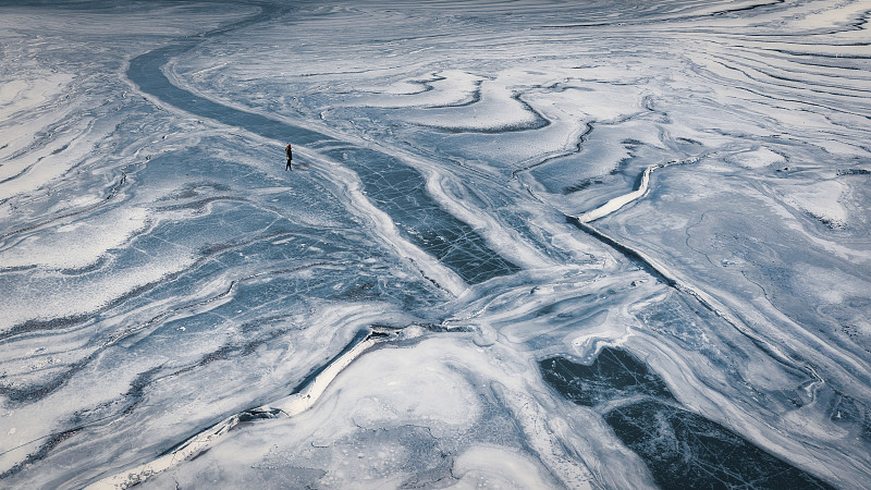 Aerial View of the frozen lake图片下载