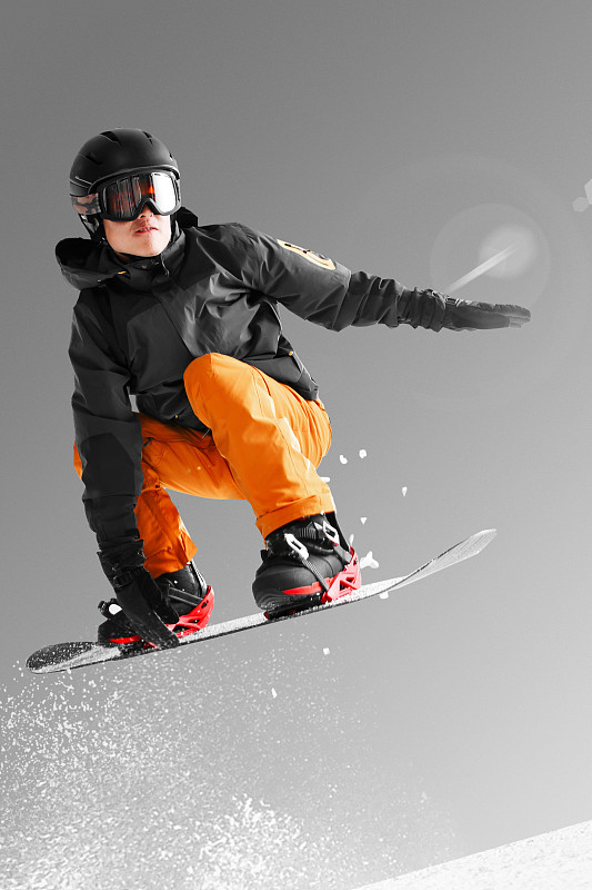 滑雪的青年男人图片下载