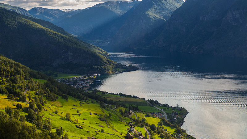 风景如画的湖和山对天空，奥兰，松格峡湾，挪威图片素材