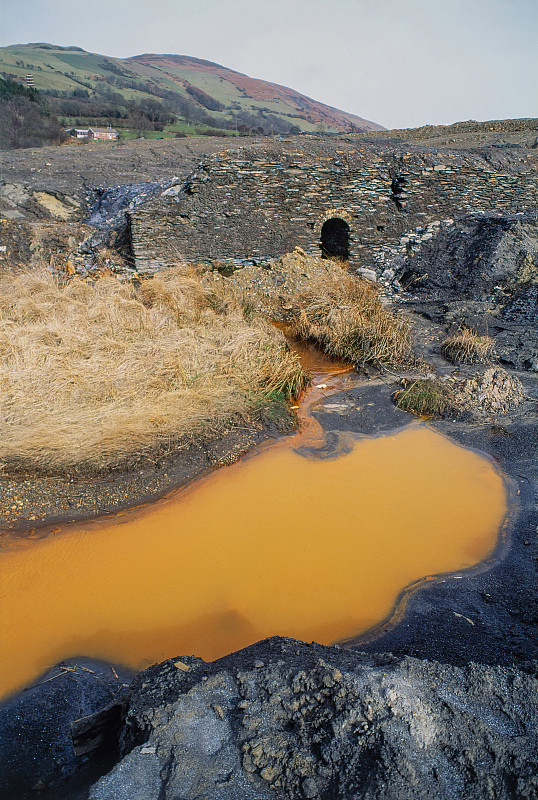 原铅矿现场严重污染的水和矿渣图片下载