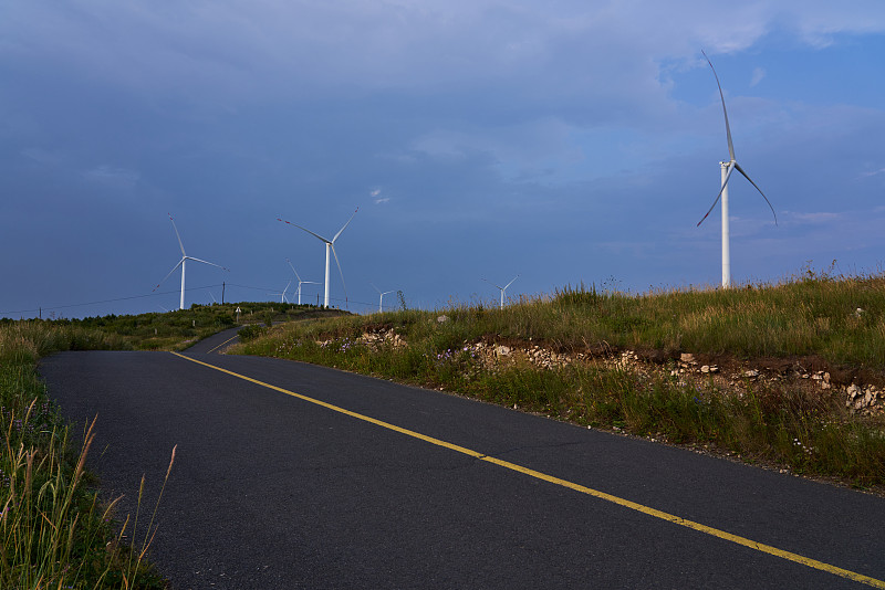 草原上的公路和风力发电图片下载