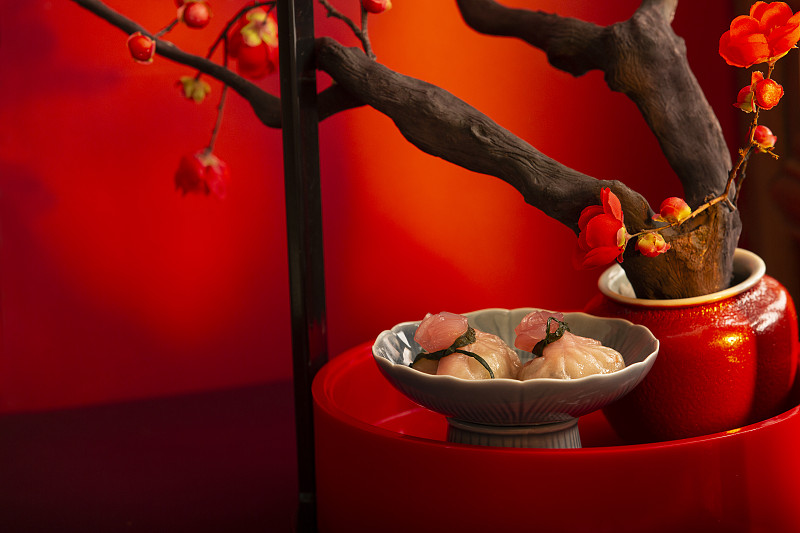 春节美食系列面食点心福袋和红梅静物图片下载