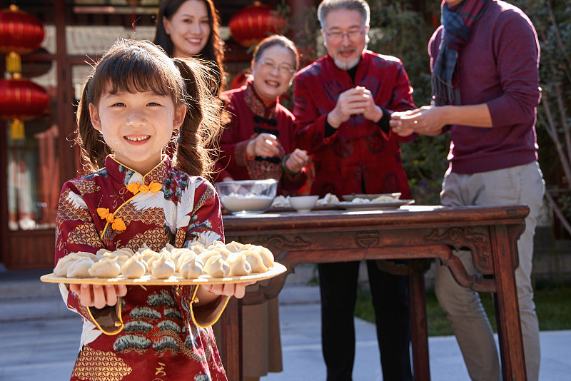 幸福的家庭过年包饺子图片下载