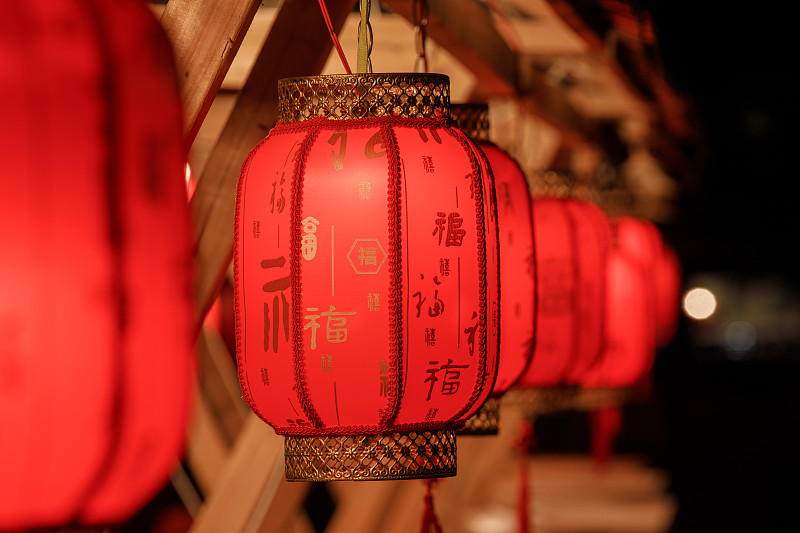 中国春节悬挂的福字红灯笼图片下载
