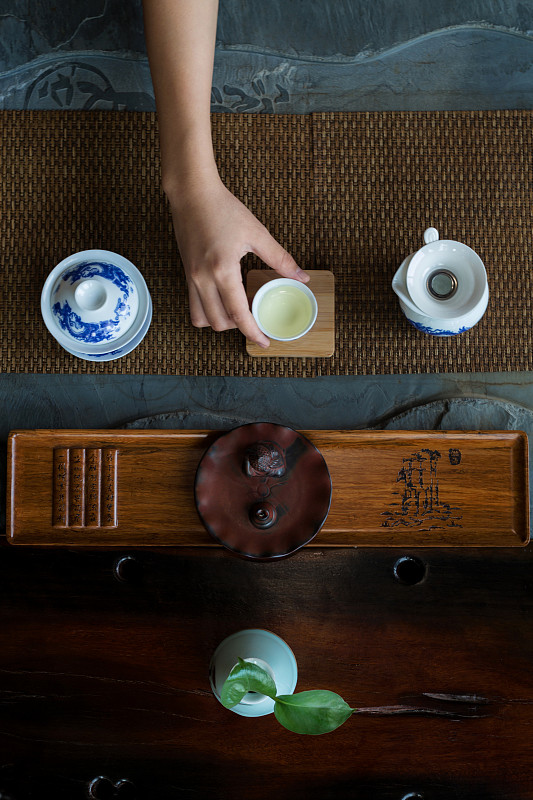 漏手倒茶、露手沏茶、饮茶、茶文化、中国文化、露手、竖构图图片下载