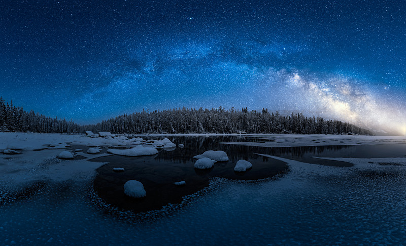 蓝色星空下的冬季喀纳斯图片素材