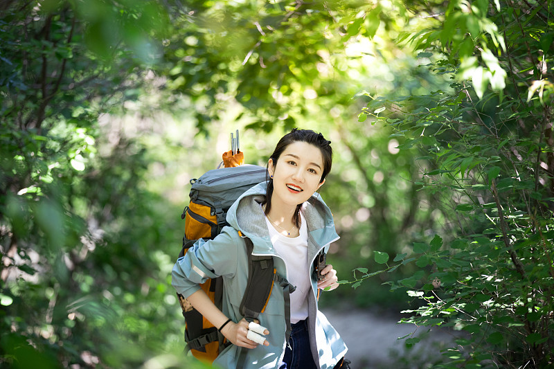 森林户外背包徒步的年轻女性图片下载