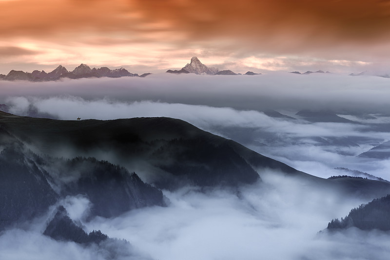 四川雅安达瓦更扎：遇见美丽的神山图片下载