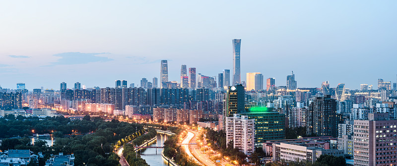 北京国贸CBD核心区建筑群和南二环城市天际线全景图片下载