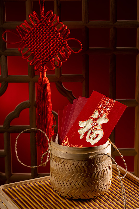 在木窗场景里的红包和中国结图片下载