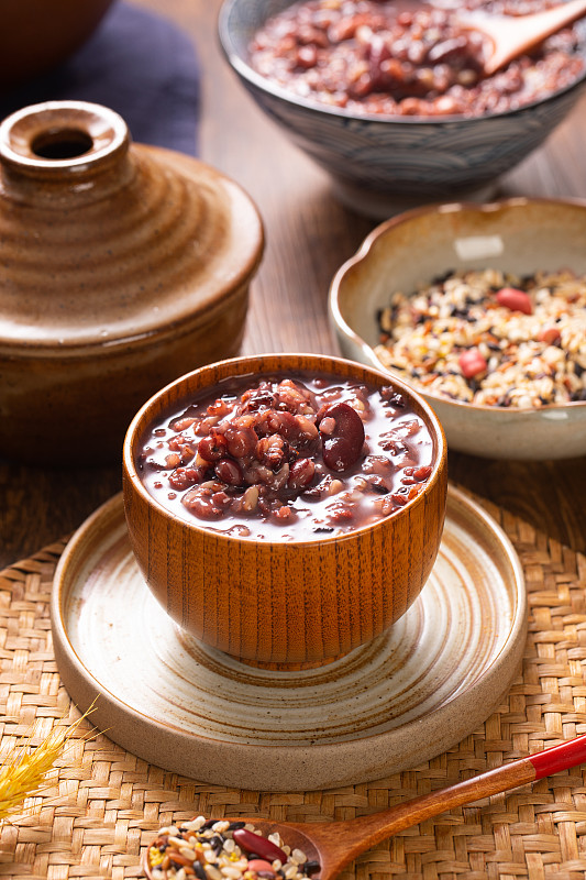 传统中式场景中装在碗里的五谷腊八粥图片下载