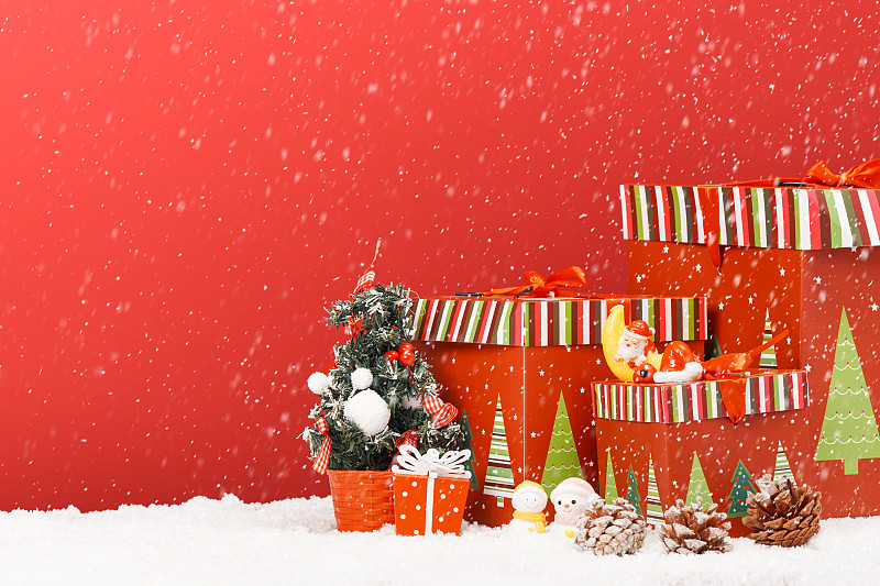 飘着雪花的圣诞节礼盒装饰背景素材图片下载