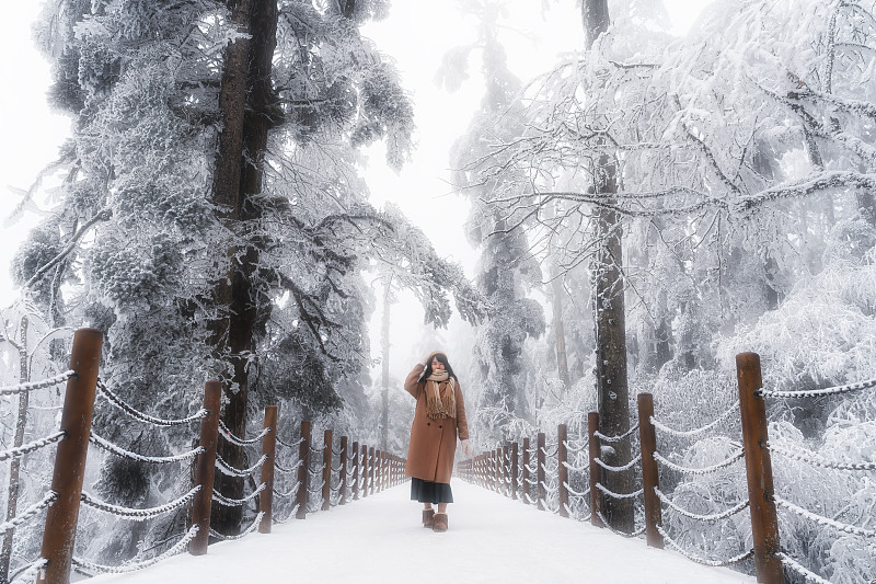 四川省洪雅县瓦屋山景区冬季雪景人像图片下载
