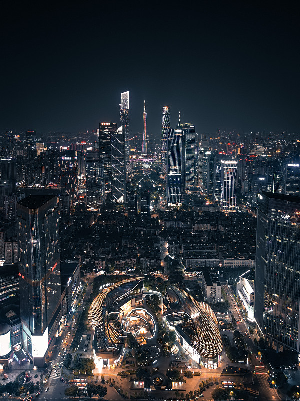 夜间城市建筑照明的高角度视角图片下载